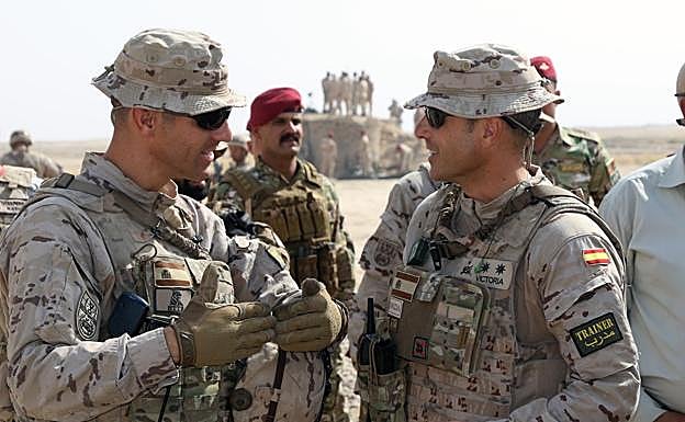 El capitán Tamayo (izda) con el jefe de la Unidad de Adiestradores del BPC.