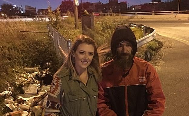 Una chica recauda 225.000 dólares para un "sin techo" que la ayudó cuando se quedó sin gasolina una noche