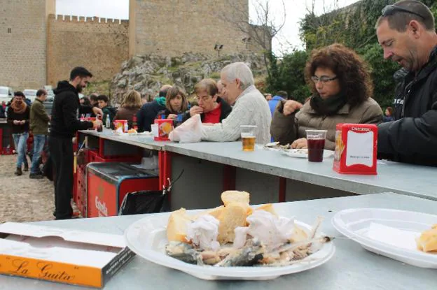 Comiendo sardinas, el día de Santa Catalina del año pasado. 