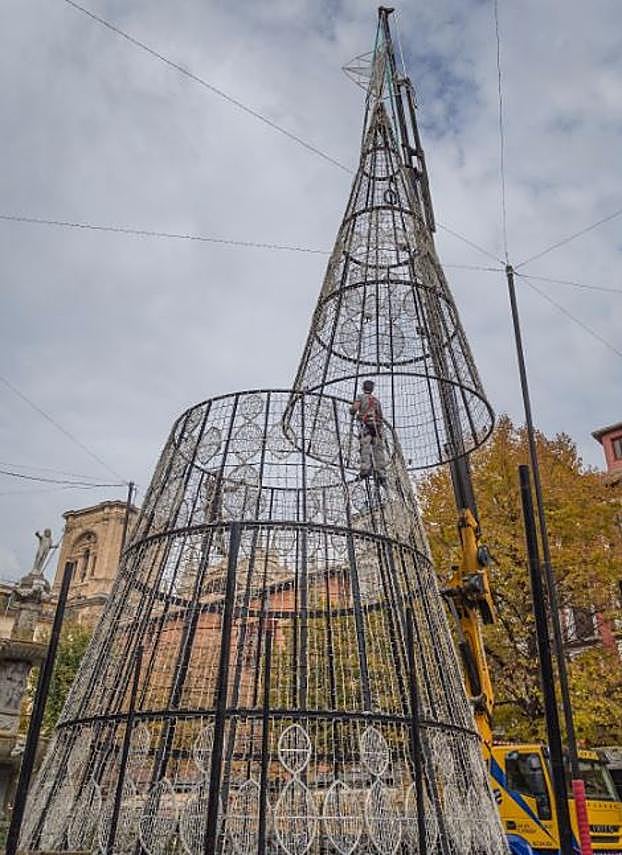 Granada empieza a montar su alumbrado navideño