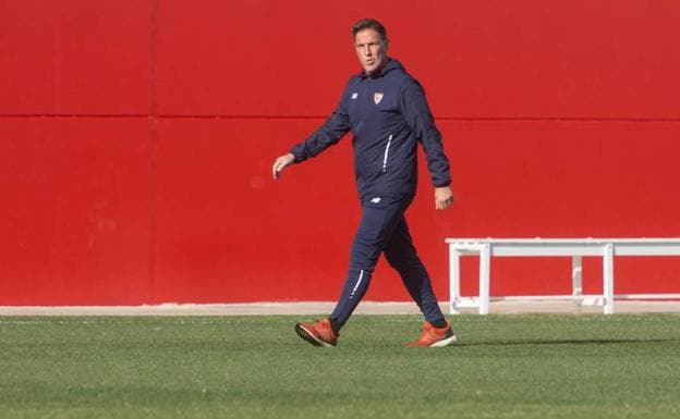Eduardo Berizzo dirige el entrenamiento del Sevilla. 