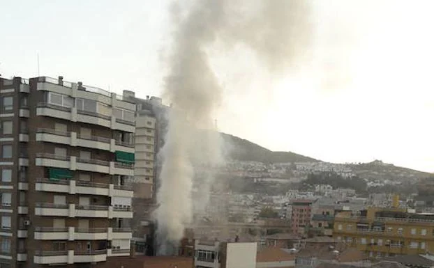 Las llamas destruyen 25 de los 35 pisos del bloque incendiado en San Juan de Letrán