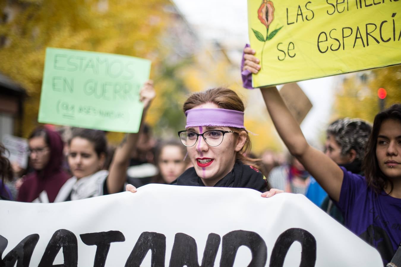 La Plataforma 25 de Noviembre en Granada, integrada por colectivos feministas, sindicatos y grupos políticos, ha puesto este año especial acento en el caso de Juana Rivas durante la manifestación, en la que, según un portavoz de la Policía Local, han participado este mediodía más de 20.000 personas por las calles del centro de esta capital andaluza