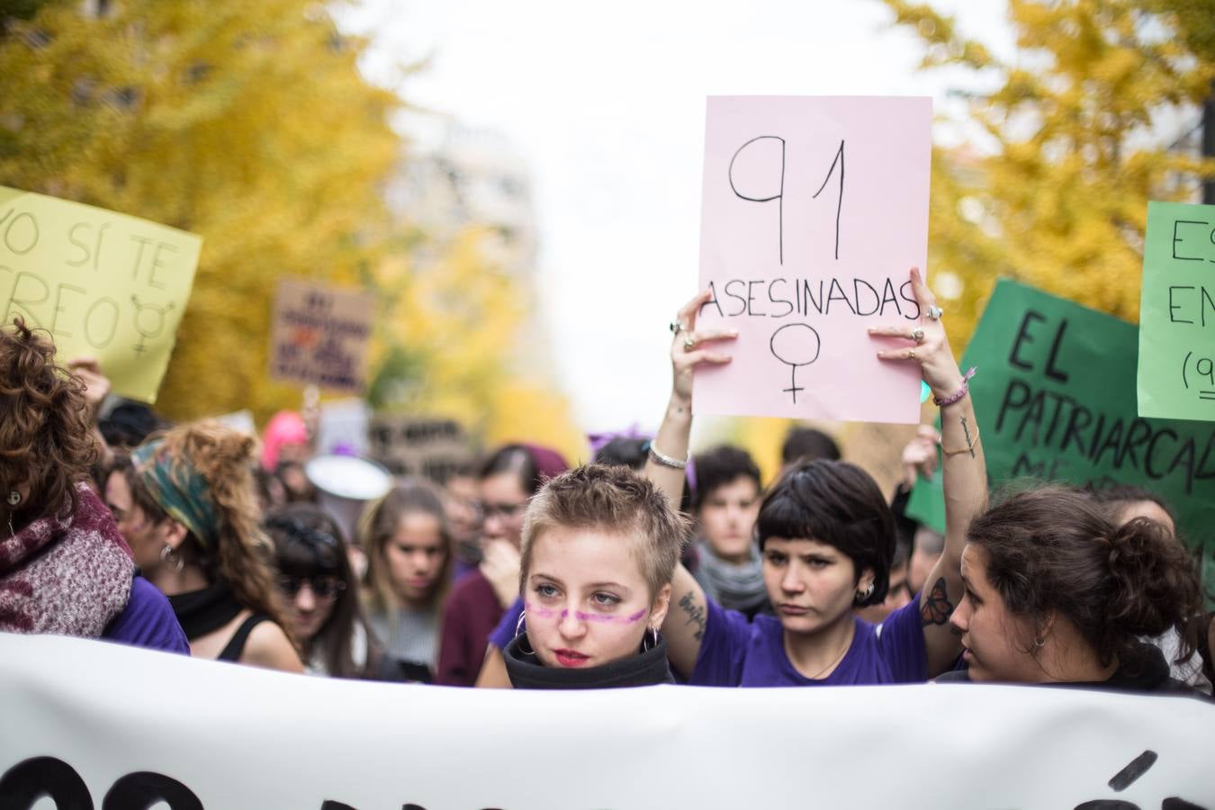 La Plataforma 25 de Noviembre en Granada, integrada por colectivos feministas, sindicatos y grupos políticos, ha puesto este año especial acento en el caso de Juana Rivas durante la manifestación, en la que, según un portavoz de la Policía Local, han participado este mediodía más de 20.000 personas por las calles del centro de esta capital andaluza