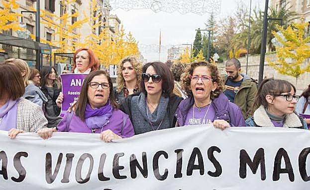 Juana Rivas, en el centro, en la manifestación del 25-N.