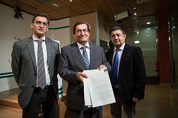 Sánchez, Entrena y Reyes, ayer en Granada.