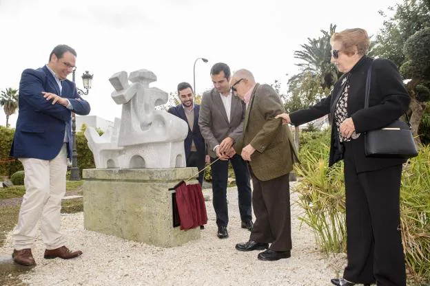 El artista, descubriendo la placa de la escultura en los jardines de Alcaldía.