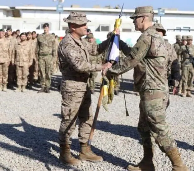 El general Cepeda Lucas (izquierda) recibe el guión de la operación 'Inherent Resolve'.