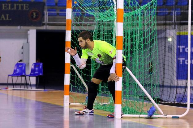 El guardameta Edu Ferrer se esmera en colocar la barrera en un partido del Toulon Élite Futsal.