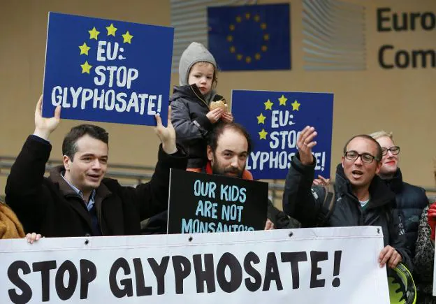Manifestantes reclaman en Bruselas la prohibición de los glifosatos.