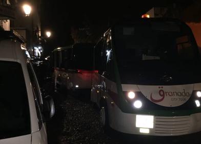 Imagen secundaria 1 - El tren turístico de Granada choca contra un coche en el Albaicín