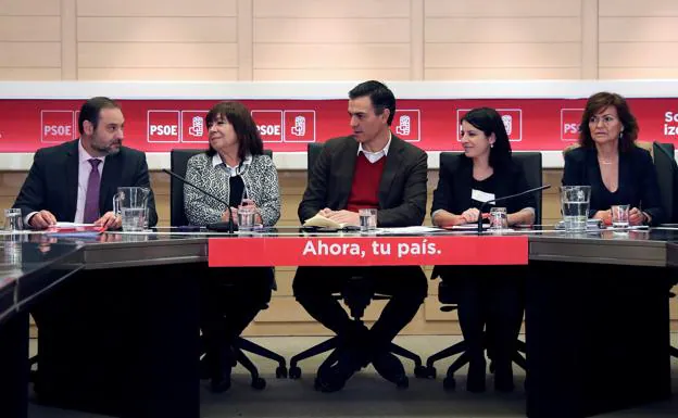 Adriana Lastra (2d), en la Comisión Permanente de la Ejecutiva Federal del PSOE.