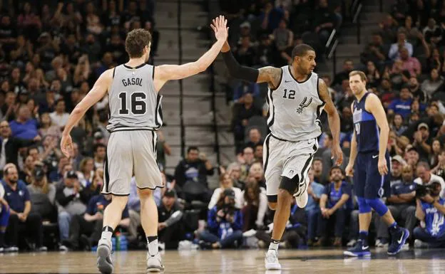 Pau Gasol y LaMarcus Aldridge se felicitan durnte el partido. 