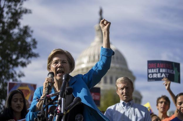 La 'gran dama' de la izquierda estadounidense, como la llaman los medios, en un acto en defensa de los inmigrantes en Washington.