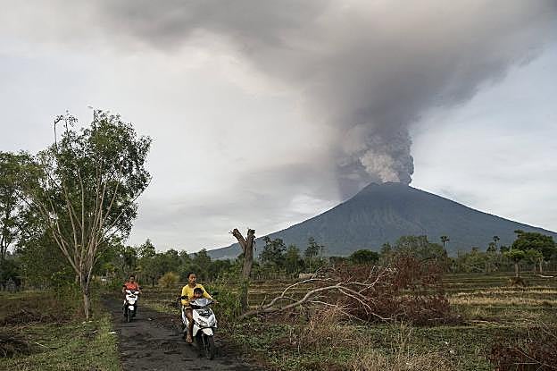 La amenaza del volcán Agung, en Bali (Indonesia), ha obligado a desalojar a la población que vive en un radio de diez kilómetros.