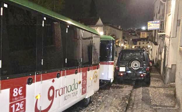 El tren turístico de Granada choca contra un coche en el Albaicín