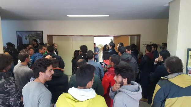 Participantes en las oposiciones, antes de entrar a la prueba en la UPM.