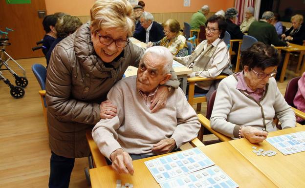 Un grupo de ancianos en una residencia.