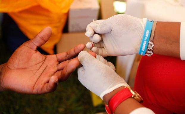 Muestra de sangre para una prueba del sida. 