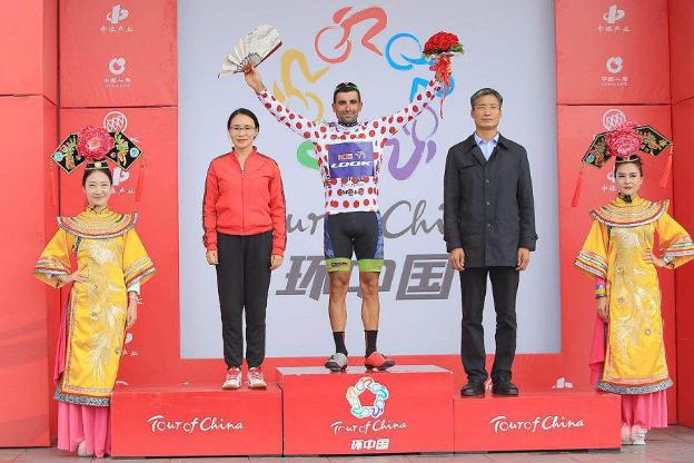 Domínguez luce el maillot que lo distingue como líder de la montaña en el Tour de China de 2017.