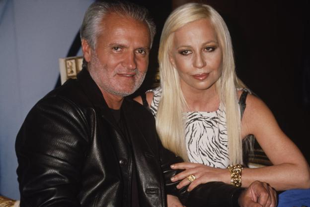 El diseñador Gianni Versace y su hermana.
