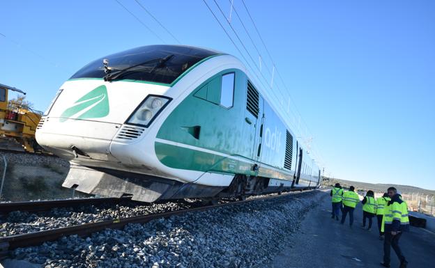 Imagen. El tren labotatorio de Adif durante las pruebas de este viernes. 