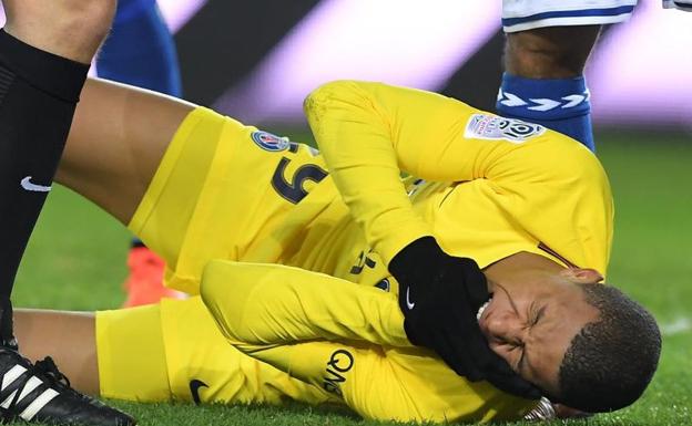 El jugador del PSG Mbappé, tras recibir un golpe frente al Estrasburgo. 