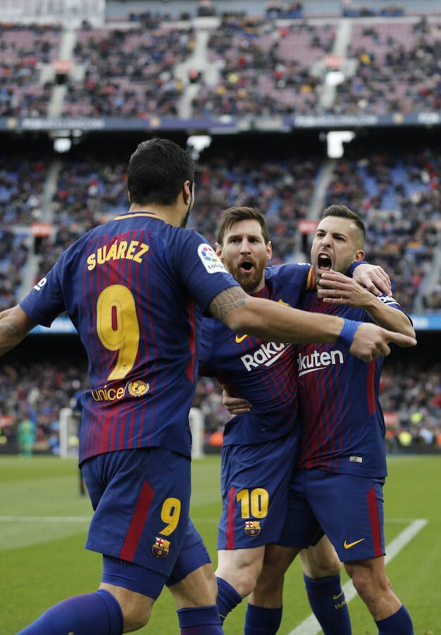 Barcelona y Celta empataron a dos en un partido loco correspondiente a la jornada 14 de Liga. Aspas adelantó al Celta a los 20 minutos pero Messi no tardó en responder marcando el empate. Suárez puso la ventaja pero Maxi Gómez, tras una genial asistencia de Aspas, anotó para poner la igualdad. 