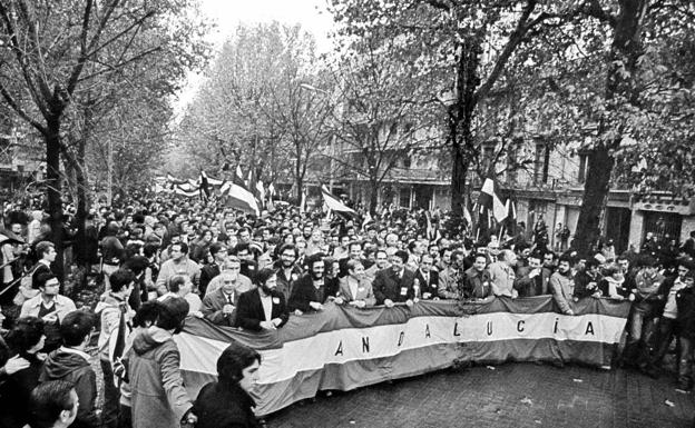 Cabecera de la manifestación del domingo 4 de diciembre de 1977 por las calles de Granada presidida por la bandera verde y blanca.