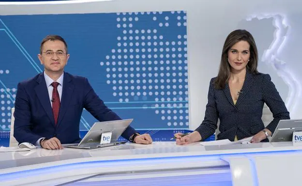 Los presentadores Pedro Carreño y Raquel Martínez.