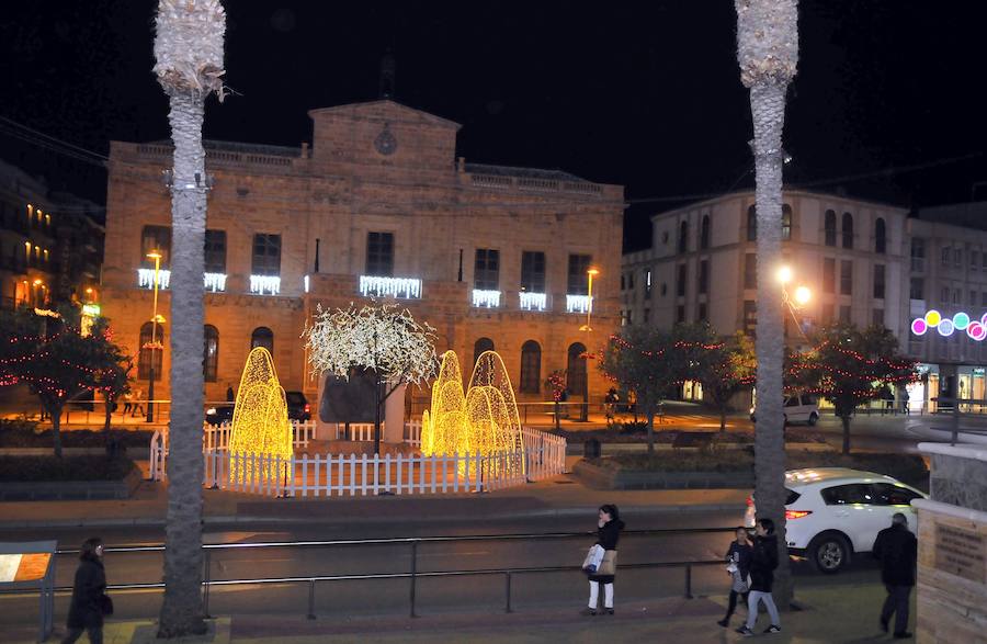 Linares y Jaén han inaugurado el encendido navideño, así lucen las calles de las dos ciudades