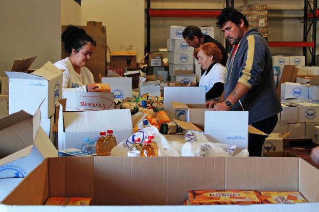 Voluntarios trabajan en la sede del Banco de Alimentos.