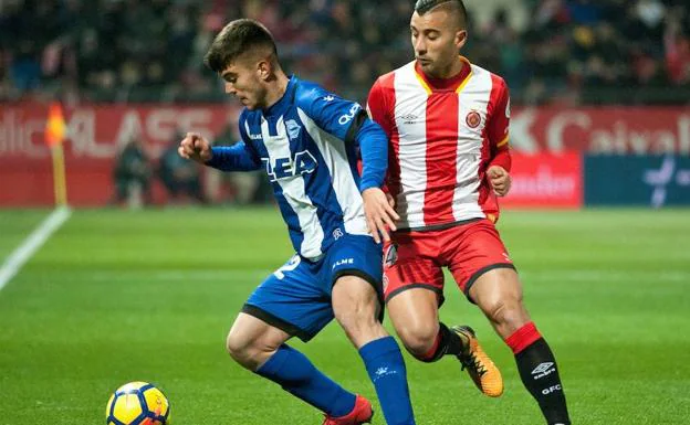 Borja García (d) intenta arrebatar el balón a Martín. 