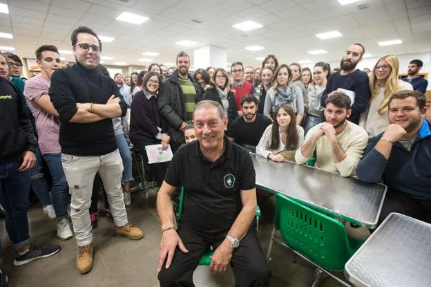 Luis, en el centro, rodeado de alumnos y personal de la facultad de Farmacia.