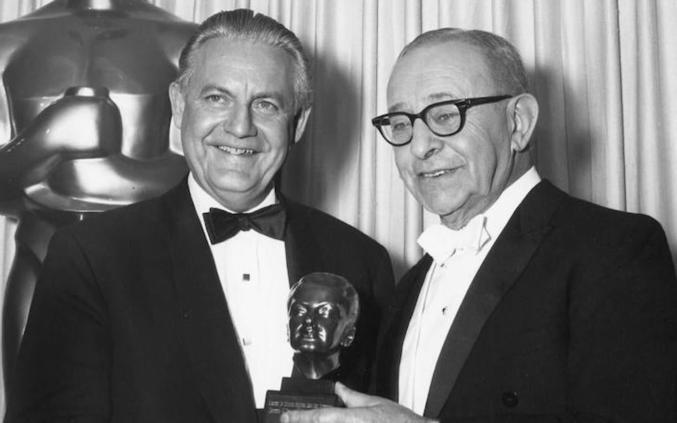 Arthur Freed (a la derecha) junto al galardonado Robert Wise en los Premios Oscar de 1966.