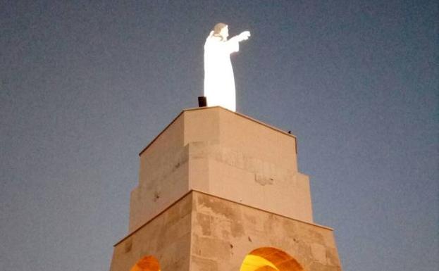 El Sagrado Corazón vuelve a iluminar el cielo de Almería desde el cerro de San Cristóbal