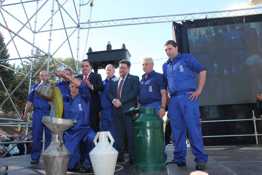 Miles de personas se dan cita en Martos en una Fiesta de la Aceituna 'nueva', con más de ocho mil hoyos de aceite repartidos, sorpresas y apuntando a ser Fiesta de Interés Turístico Andaluz 