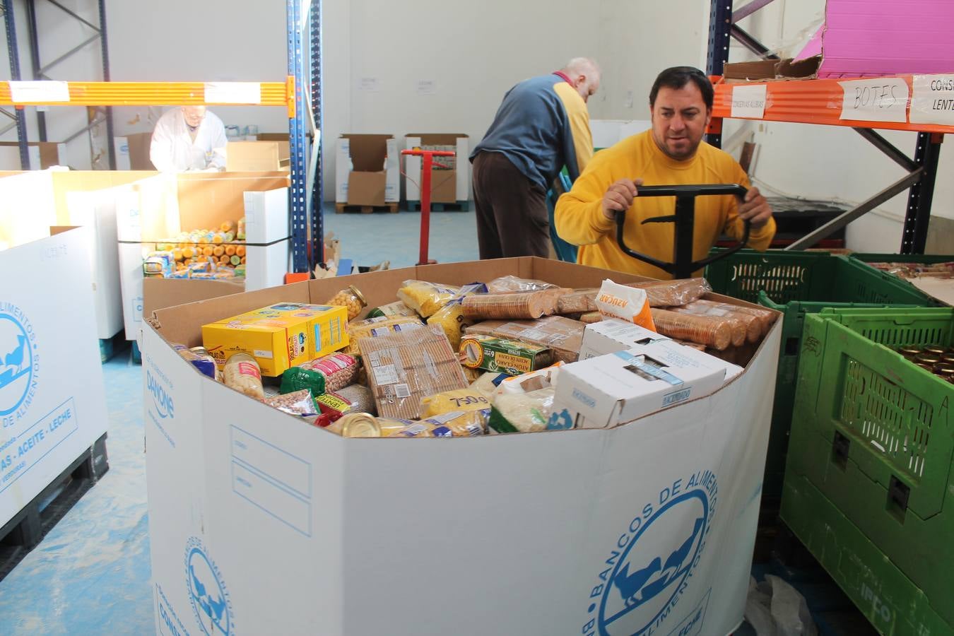 La clasificación de los productos y su puesta a punto para ser repartidos centran las tareas de esta semana | Habrá que esperar al martes para conocer el balance final de la campaña, pero todo apunta a que se logrará la meta de 175.000 kilos