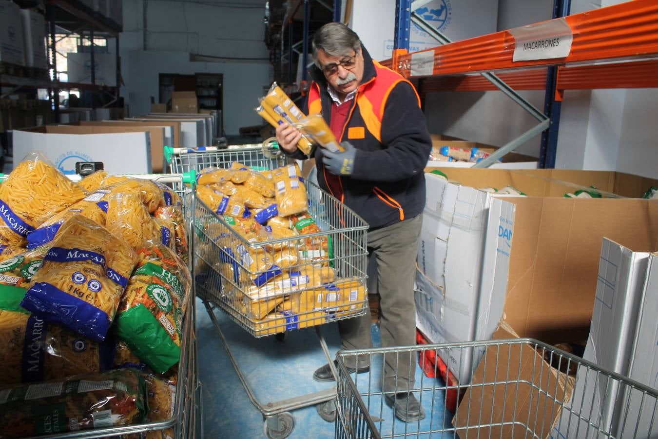 La clasificación de los productos y su puesta a punto para ser repartidos centran las tareas de esta semana | Habrá que esperar al martes para conocer el balance final de la campaña, pero todo apunta a que se logrará la meta de 175.000 kilos