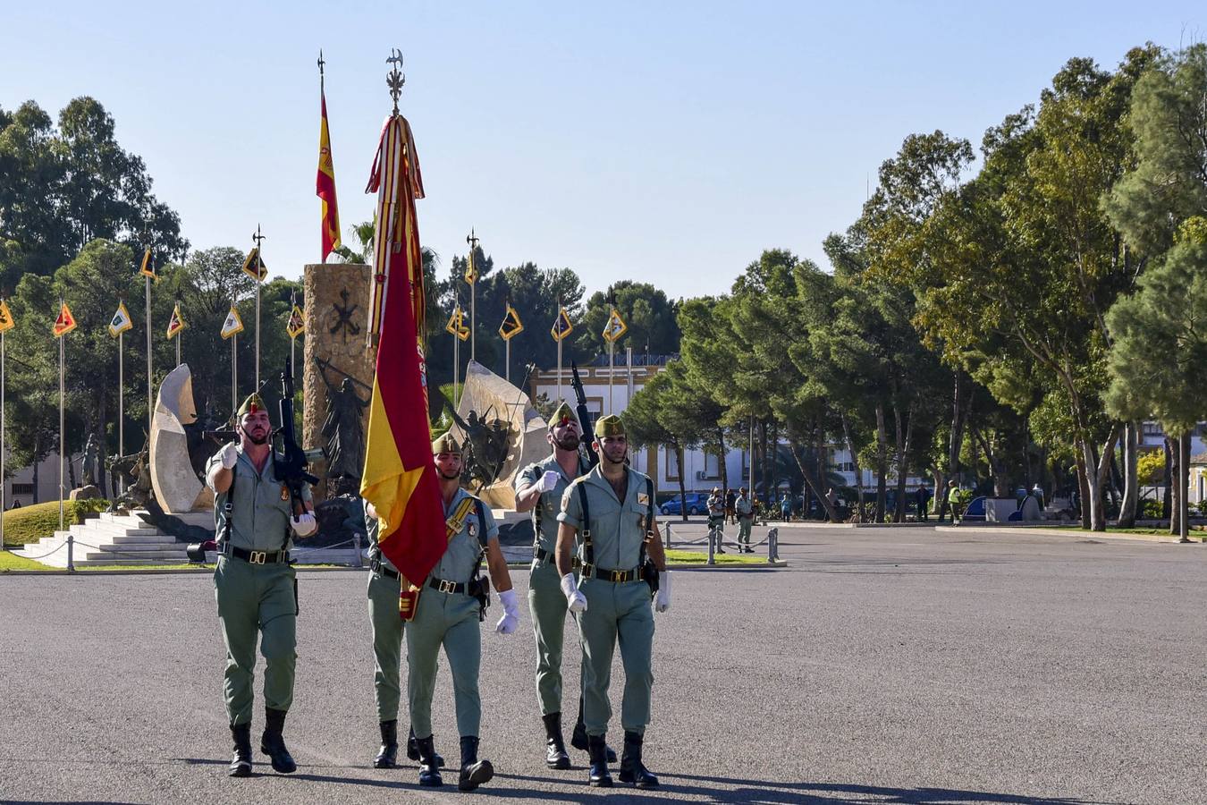 El general Martín Cabrero preside los actos en honor a la Patrona de España y de la Infantería Española | Doce militares que han pasado a la reserva se despiden de la enseña nacional