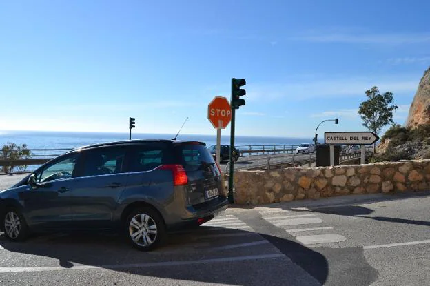 Un vehículo trata de incorporarse a la N-340a desde el acceso de Castell de Rey, que ya cuenta con los semáforos instalados.