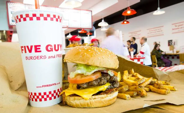 Así es 'Five Guys': barra libre de bebida, 250.000 hamburguesas posibles y cacahuetes gratis