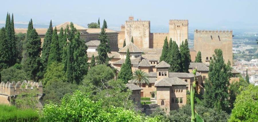 Como no podía ser de otra manera, la fortaleza árabe está considerada como la mejor atracción de la provincia de Granada y prueba de ello es el título de monumento más visitado de España que la Alhambra revalida año tras año.