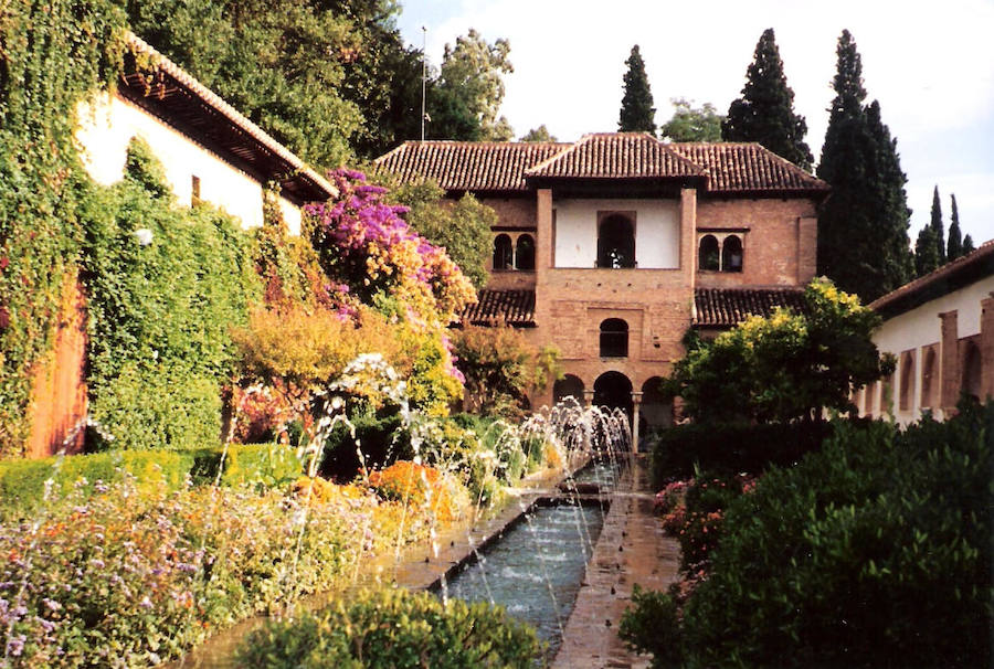Tras la fortaleza, la lista continua con los bellos jardines del Generalife que aportan a la Alhambra ese embrujo presente en las innumerables leyendas sobre sultanes y princesas cautivas
