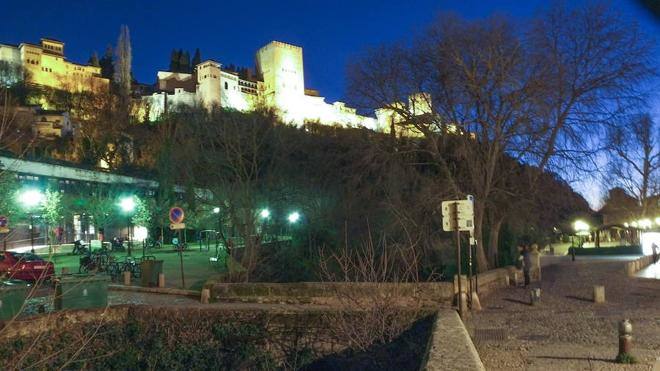 Al final de la Carrera del Darro encontramos una preciosa plaza, junto a la que discurre el río Darro. Su nombre se debe a que por allí pasaban en la antigüedad los cortejos fúnebres en dirección al cementerio.