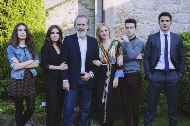 Los protagonistas de la serie hacen un alto en el rodaje para posar en una foto de familia.