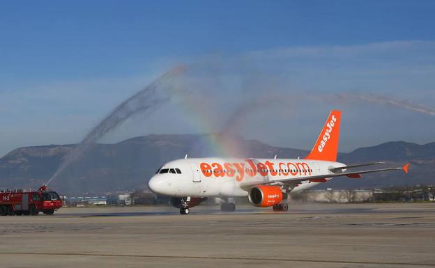 Los Bomberos bautizaron el vuelo Milán-Granada de Easyjet cuando aterrizó en el aeropuerto de Granada. 