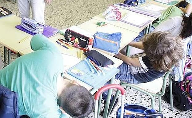 La ingeniosa respuesta de un niño a una difícil pregunta en un examen que aplauden las redes