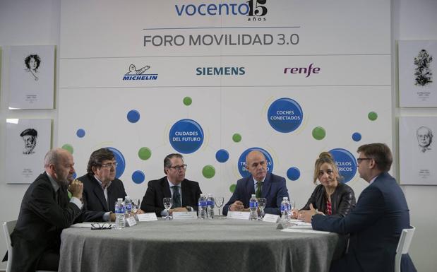 De izquierda a derecha, Carlos Lancha, Fernando Pina, Gregorio Serrano, Carlos Bergera y Arancha García Hermo, en la mesa sobre coches conectados, junto al moderador, Patxi Fernández Vergara. 