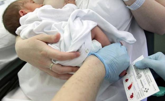 Imagen de archivo. Profesional sanitario realizando la prueba del talón a un bebé en el Hospital Donostia, San Sebastián.